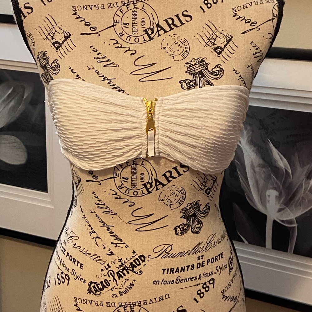 H&M Bikini Top White Size 6 (33.75 - 35.5)